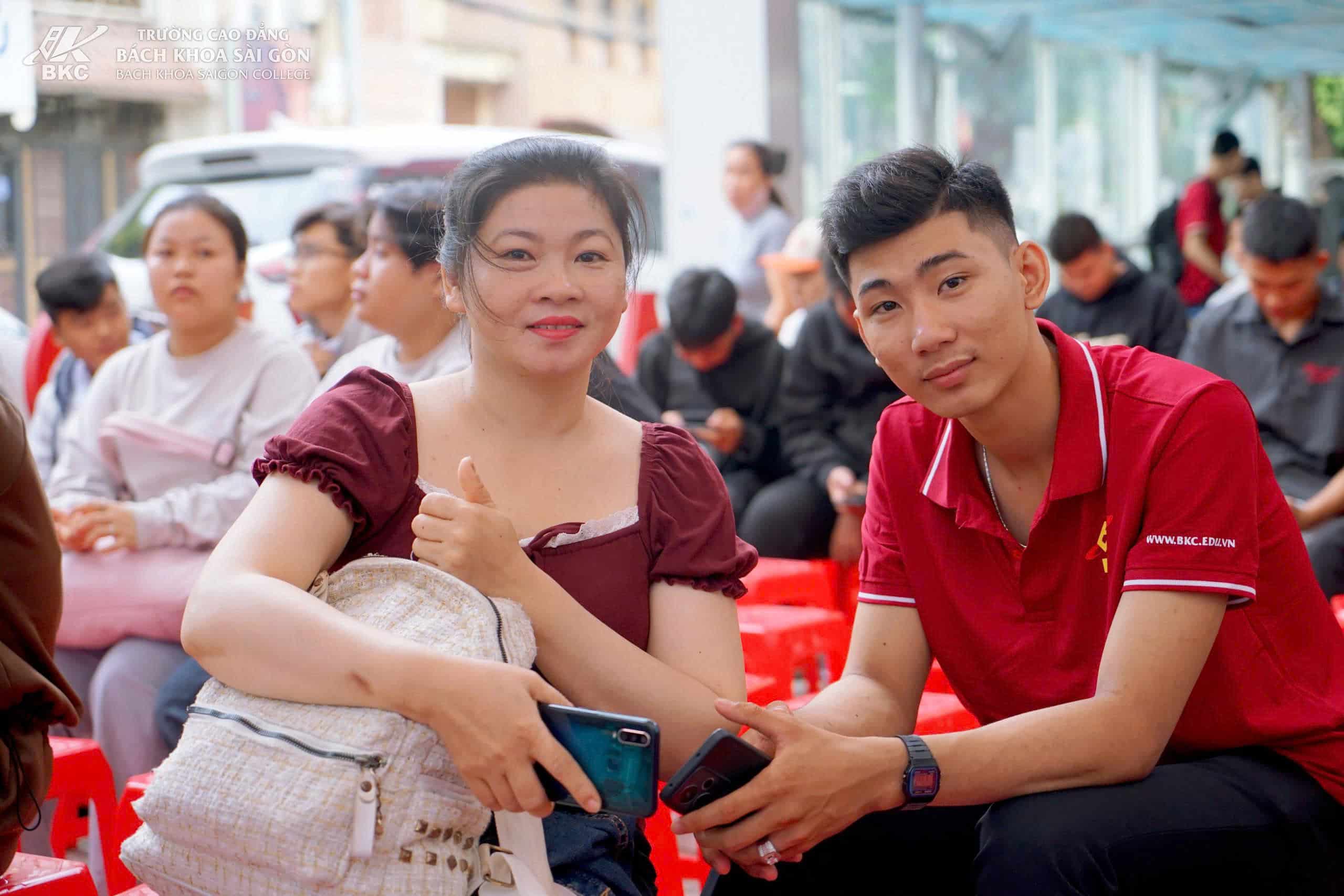Tân sinh viên 2K7 2K8 nhận tài liệu nhập học