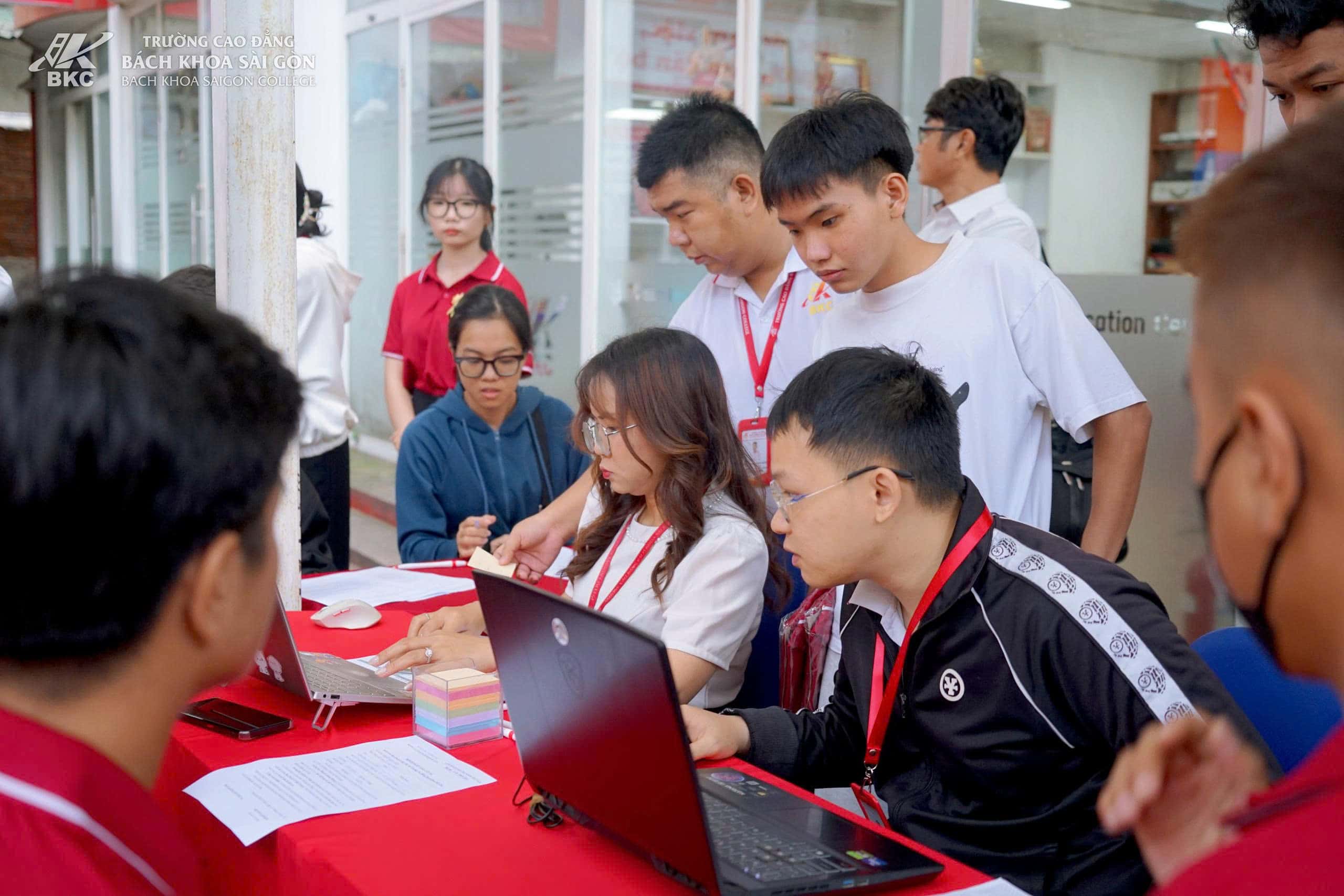 Cán bộ hướng dẫn sinh viên làm thủ tục nhập học