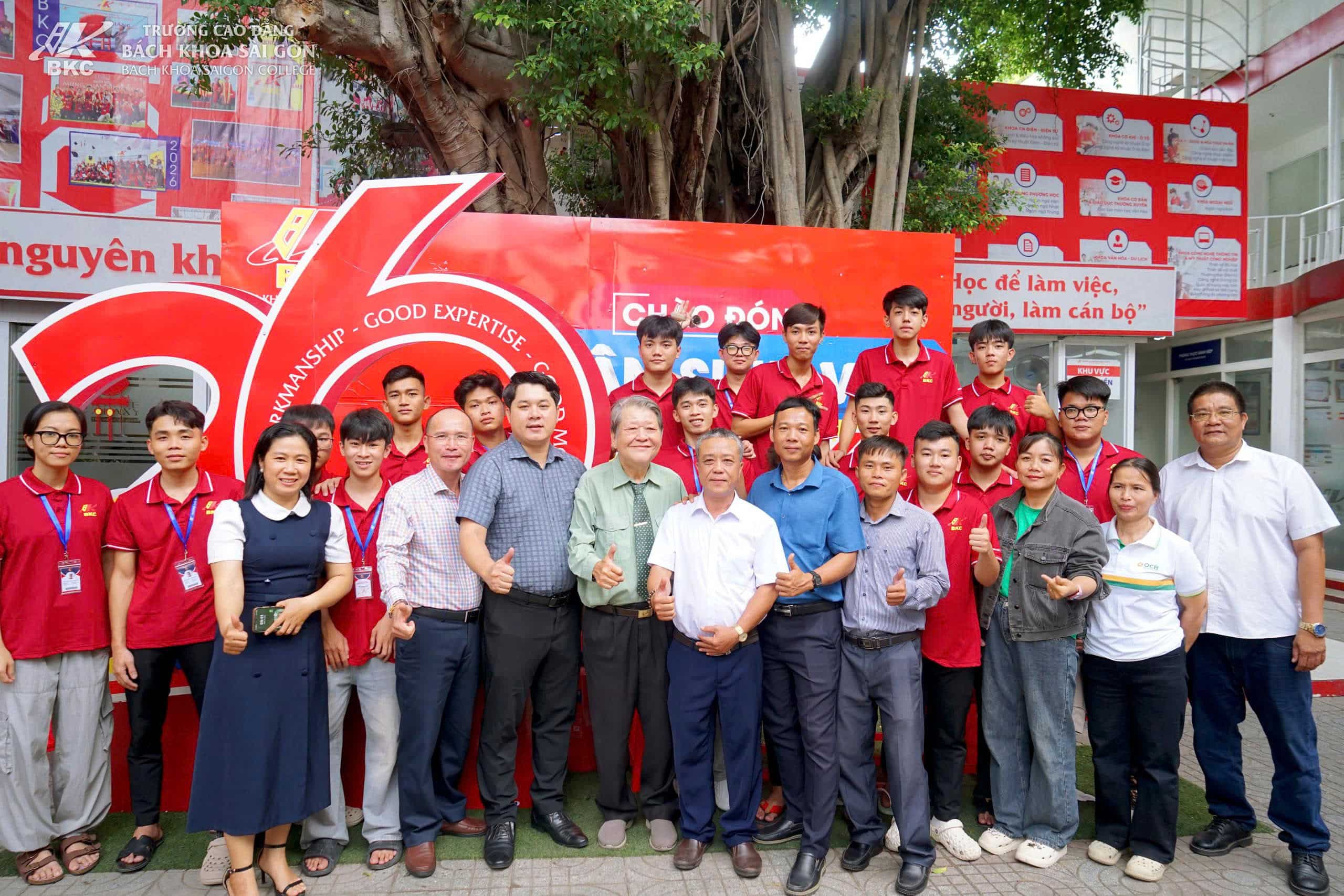 Tập thể sinh viên & Ban Giám Hiệu Trường CĐ Bách Khoa Sài Gòn